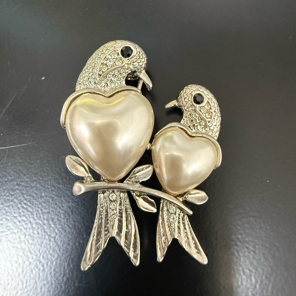 Vintage LOVE BIRDS Brooch Rhinestone Enamel Pearl Belly Heart Pin Silver Tone